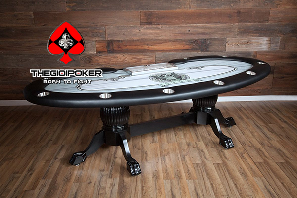 bàn chơi poker thường thiết kế có chỗ để ly nước trên thành bàn