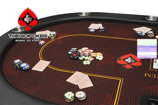 ban_poker_folding_da_nag_gap_doi_luxury_poker_club