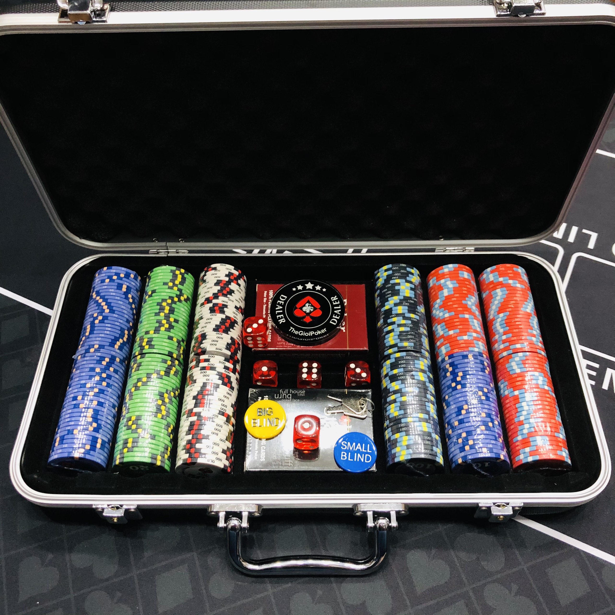 Bộ 300 chip poker ceramic được đựng trong vali Heavy Duty rất sang trọng