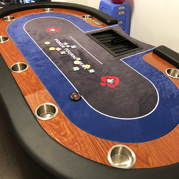 Bàn Poker Tournament được trang bị đầy đủ ly để đồ uống, tray chip và hộp rake chuyên dụng