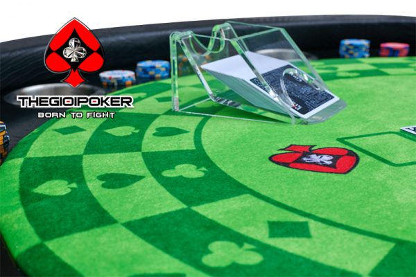 Mặt bàn poker được thiết kế màu xanh lá nổi bật