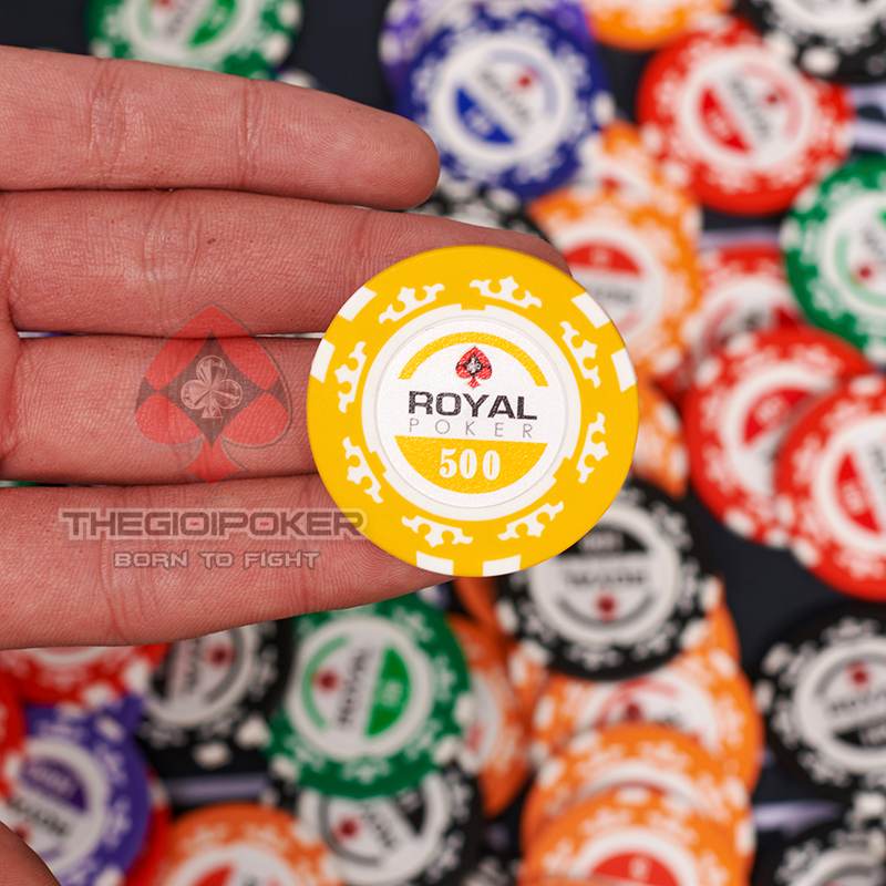 Chip poker Royal mệnh giá 500 được thiết kế màu vàng nổi bật