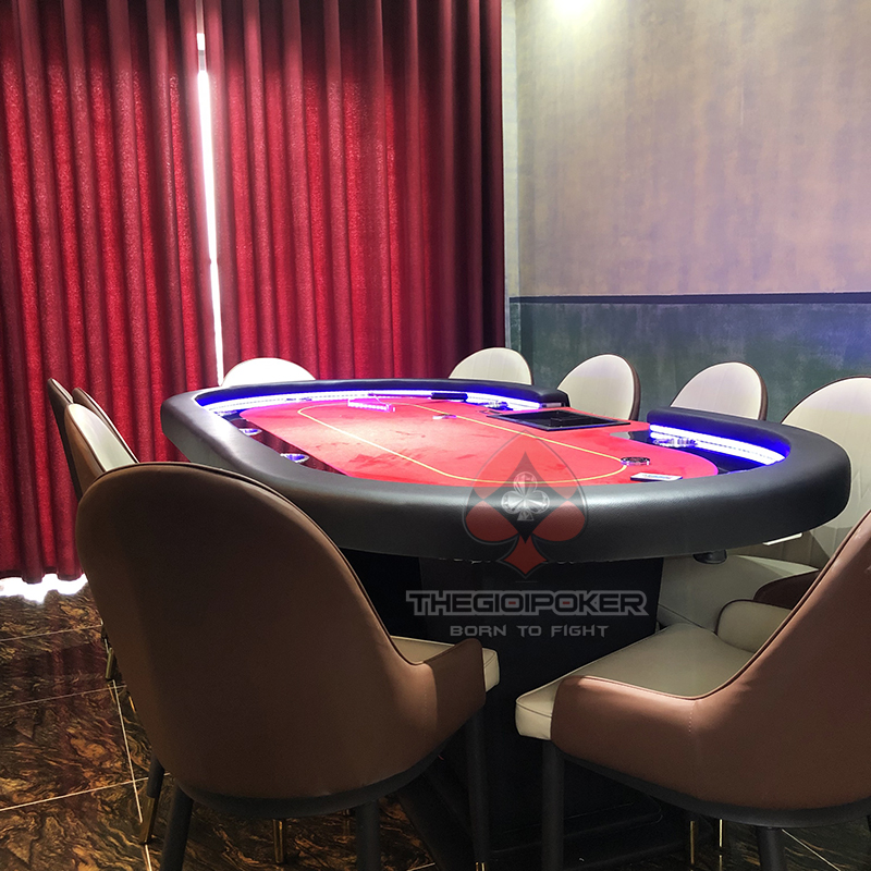 Bàn poker và ghế poker đều được custom riêng theo phong các chủ nhân