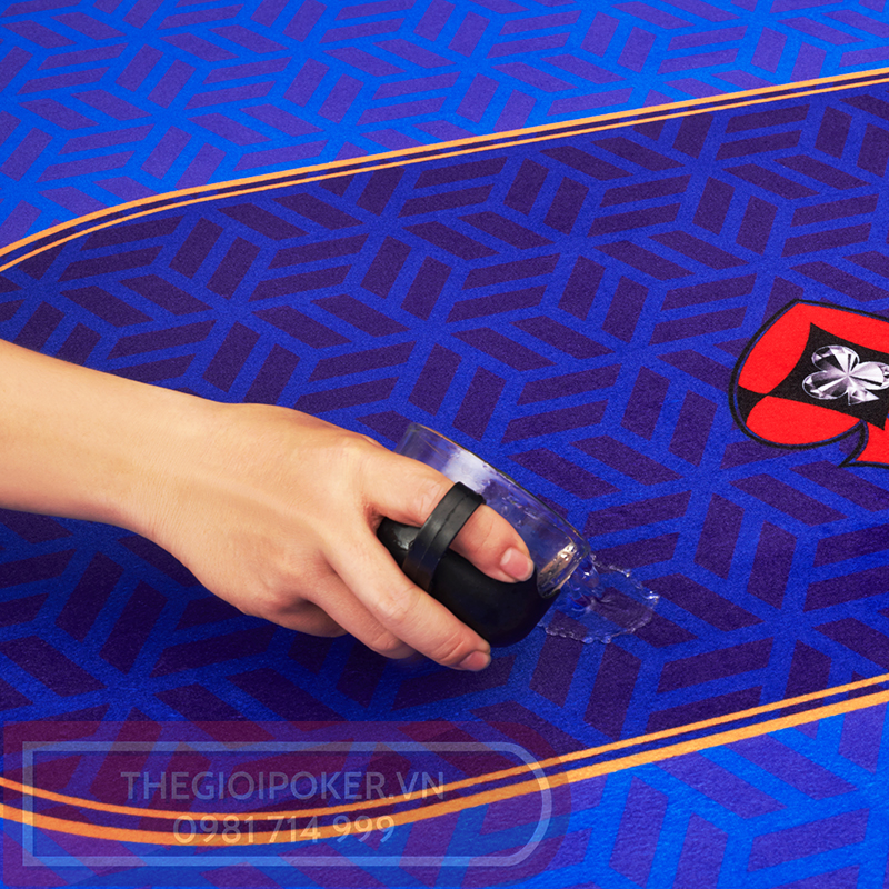 Mặt bàn poker được làm từ vải chuyên dụng có khả năng chống nước giúp cho việc vệ sinh dễ dàng