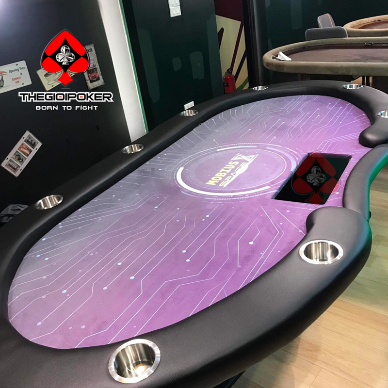 Bàn chơi poker được thiết kế riêng theo phong cách Mobius Space