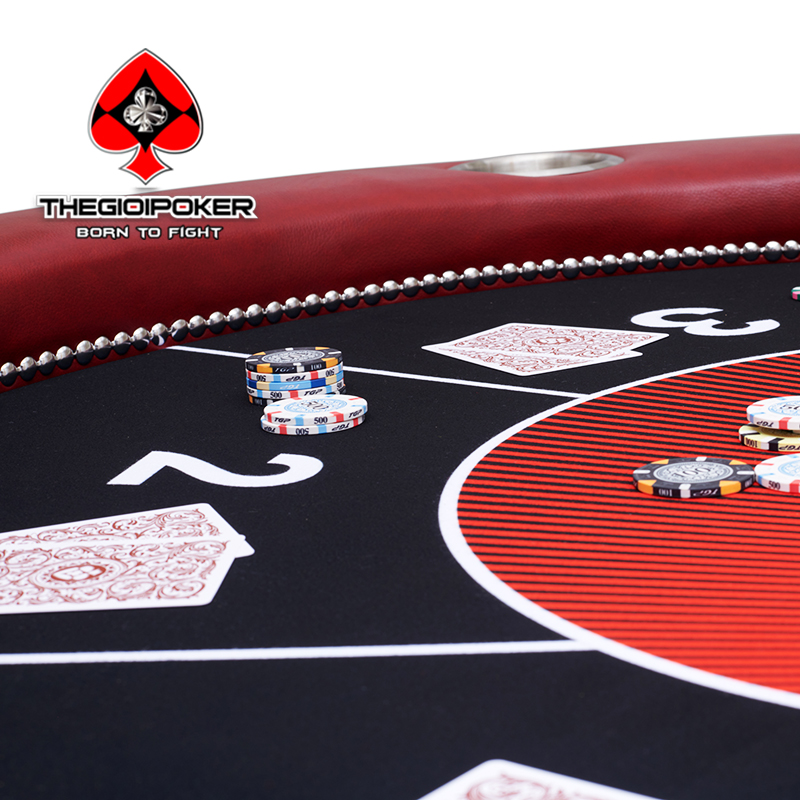 Tepi meja poker ditutupi dengan kulit Microfiber yang diimpor dari Italia dengan warna merah yang luar biasa