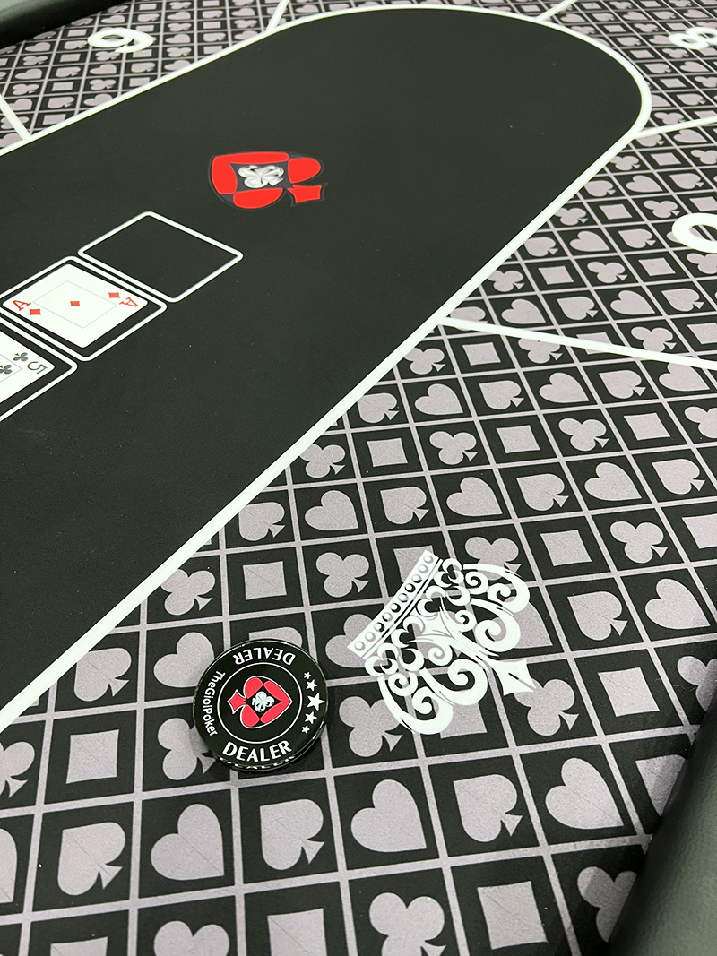 Permukaan meja poker terbuat dari suede gaming yang tahan air dan tahan api