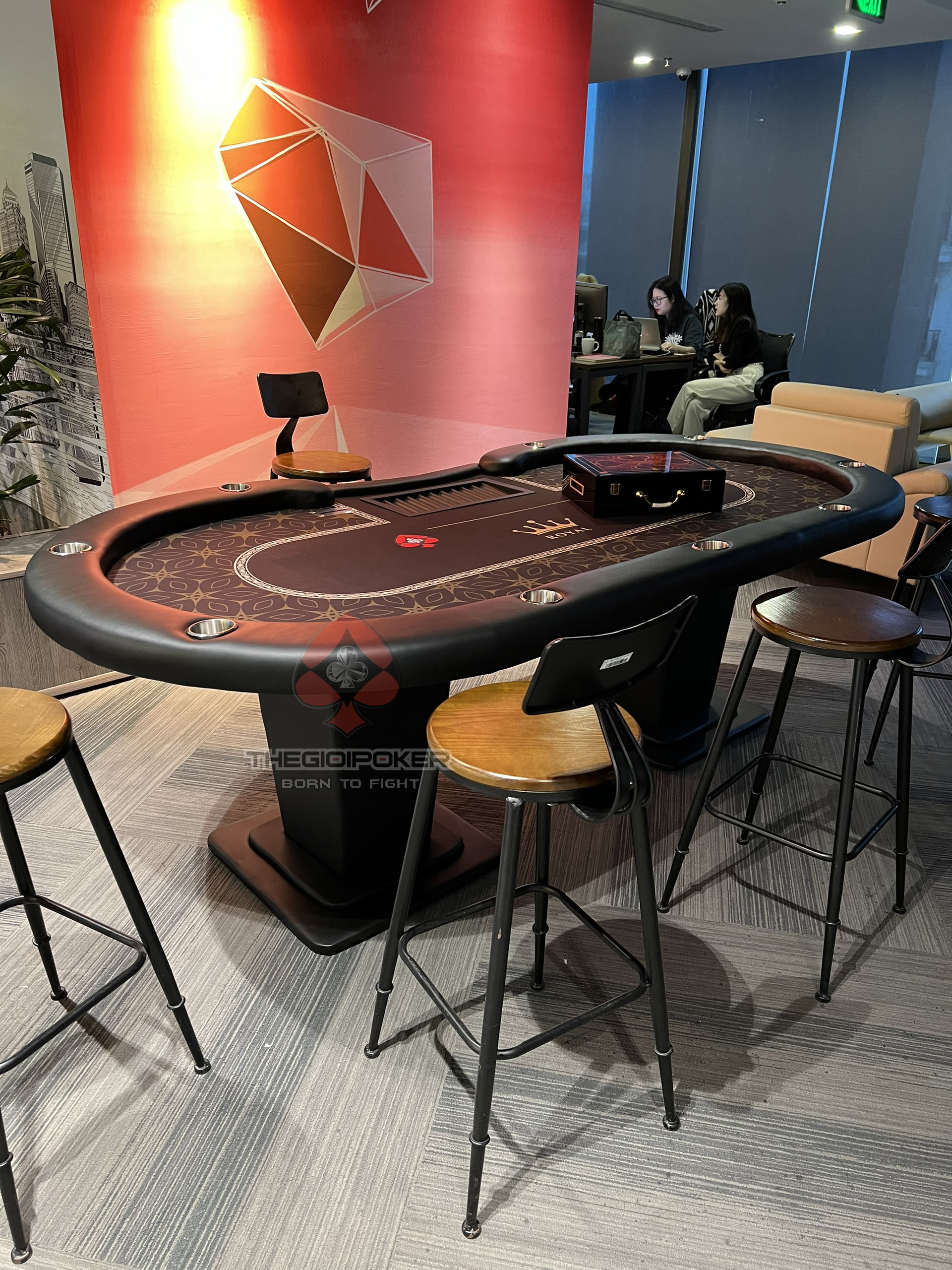 Bàn Poker Royal và set 500 chip poker High Roller cao cấp được sử dụng trong hệ thống CenxSpace như 1 món Deco đẳng cấp