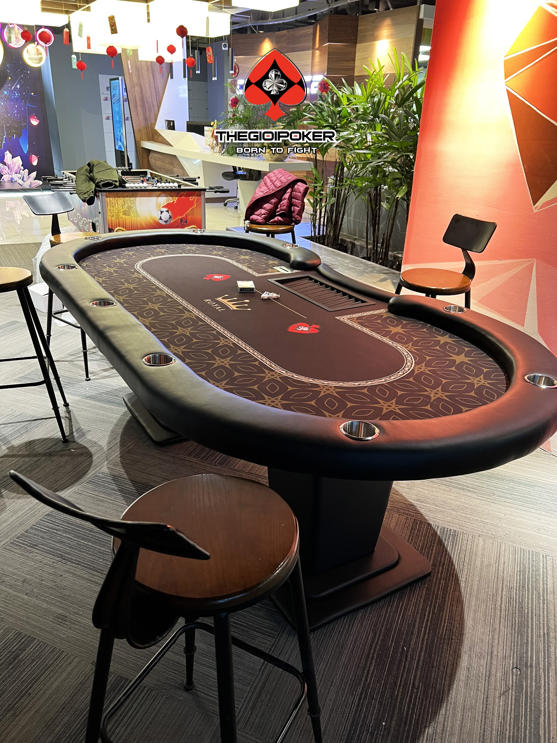 Bàn Poker Royal được trưng bày ngay tại sảnh chính của văn phòng CenXspace