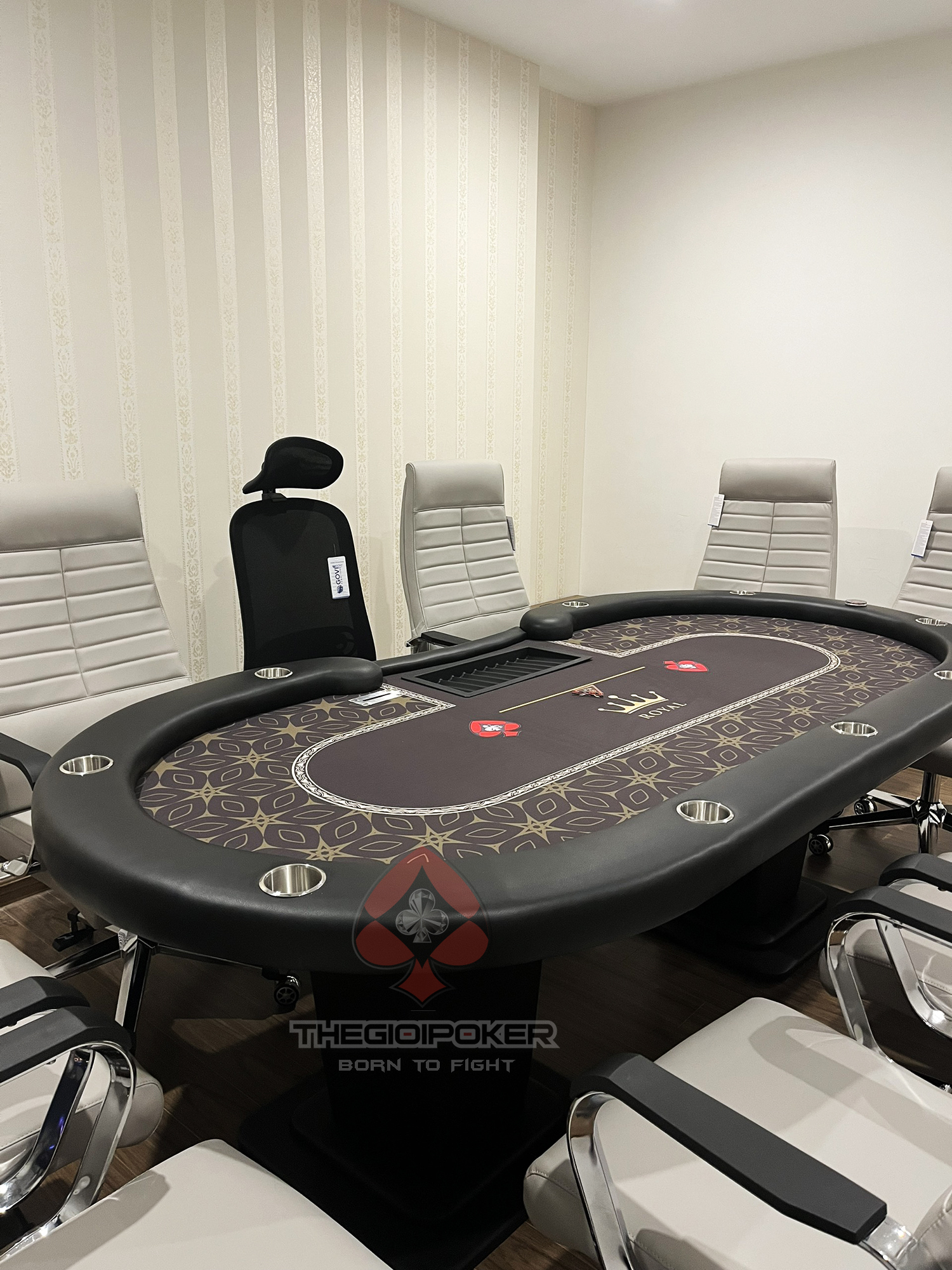 Meja Poker Royal dirancang sesuai dengan standar internasional untuk 10 pemain