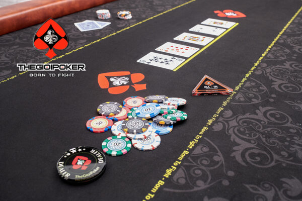 mat_ban_poker_duoc_thiet_ke_mau_den_hoa_tiet_chim_sang_trong