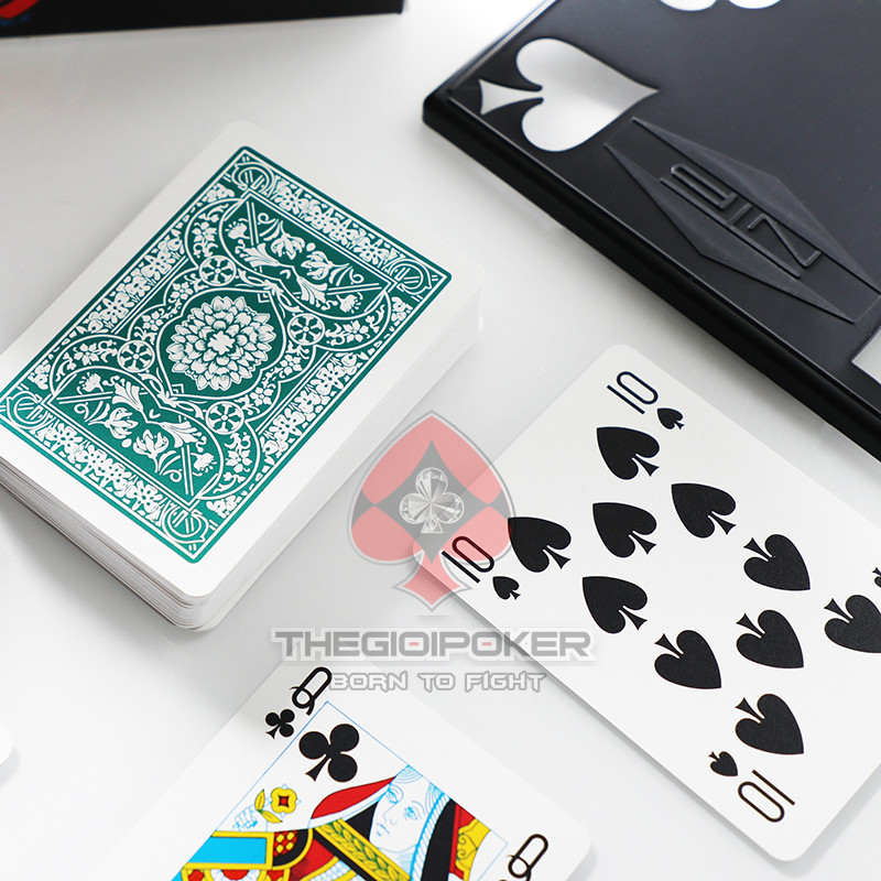 Bài Poker Ramino được thiết kế với 2 màu xanh lá và đỏ