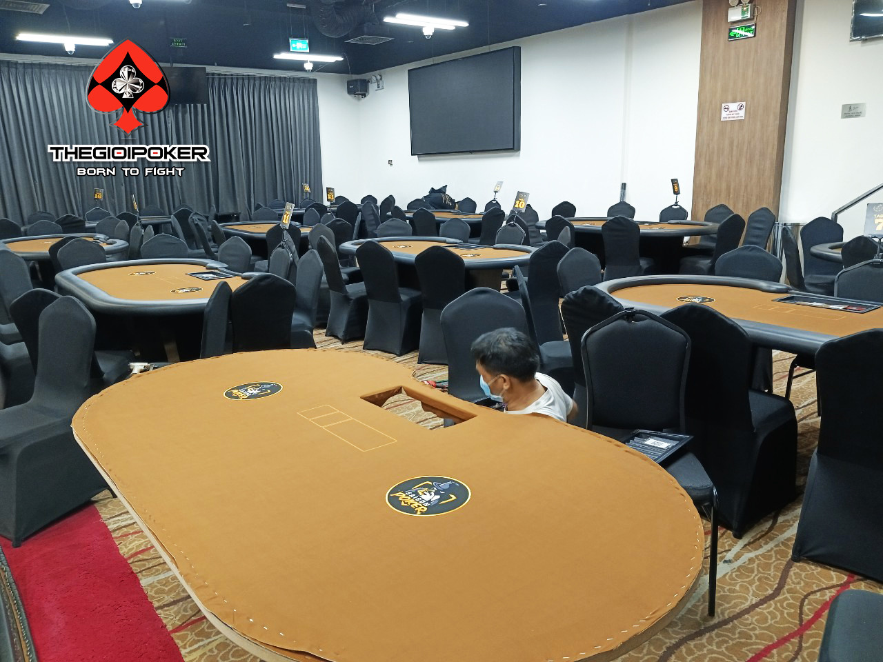Đội ngũ TheGioiPoker đã gấp rút thay ngay trong đêm hoàn thành 27 bàn poker