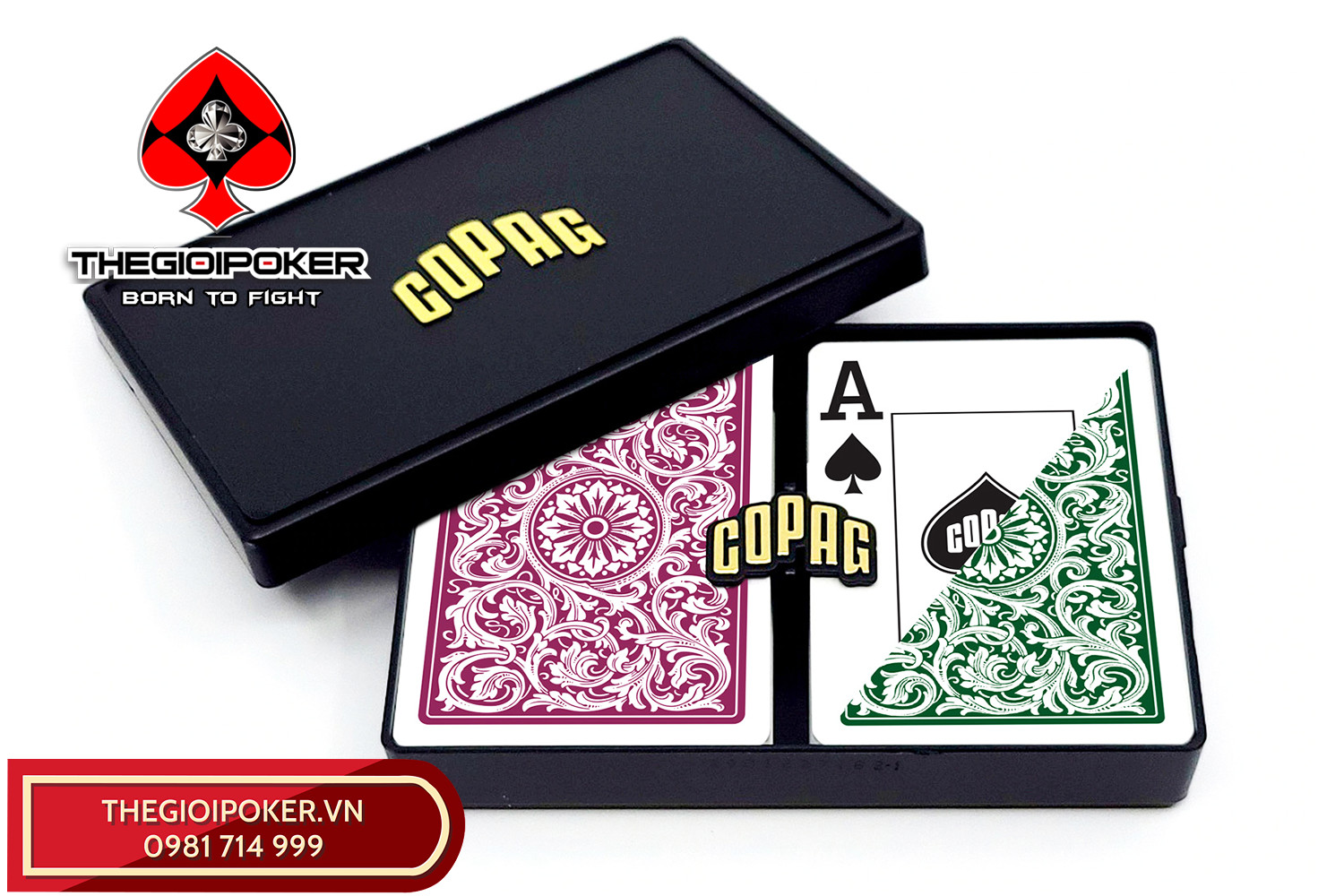 Một hộp bài poker copag được đựng trong hộp nhựa Acrylic sang trọng