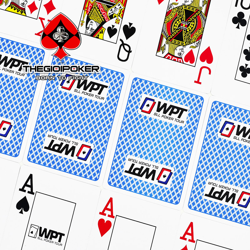 Mặt sau lá bài poker WPT Sll được làm từ chất liệu sần nên giúp việc xáo chia bài được mượt hơn