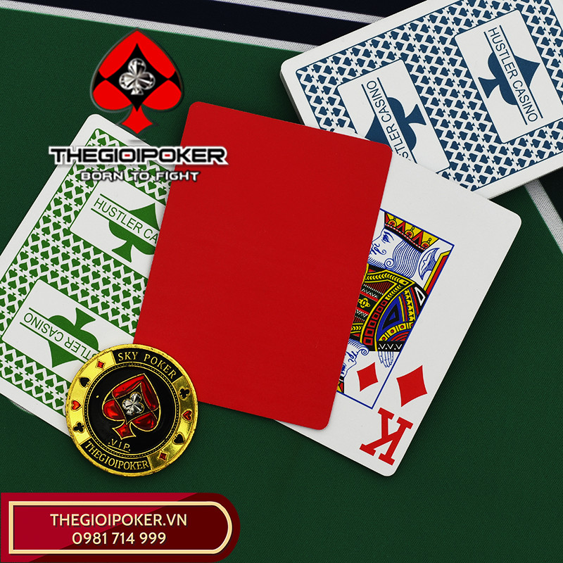 Trong mỗi bộ bài poker Hustler đều được tặng 1 lá cut card màu đỏ