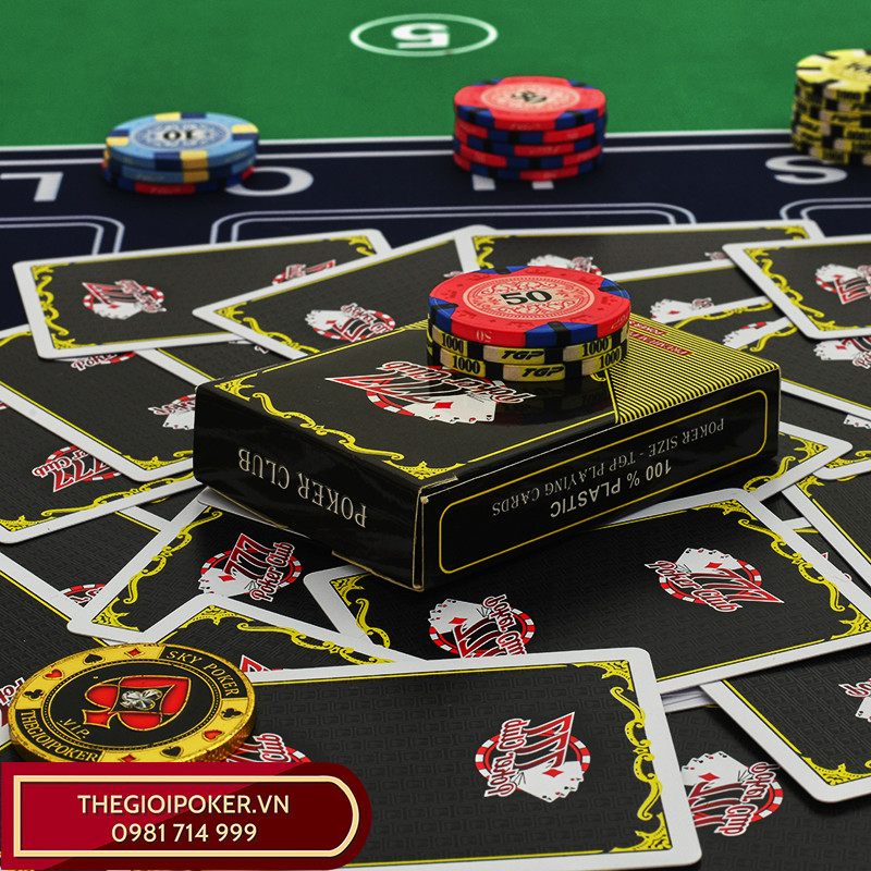 Mỗi bộ bài poker 777 đều được đựng trong hộp giấy cứng sang trọng