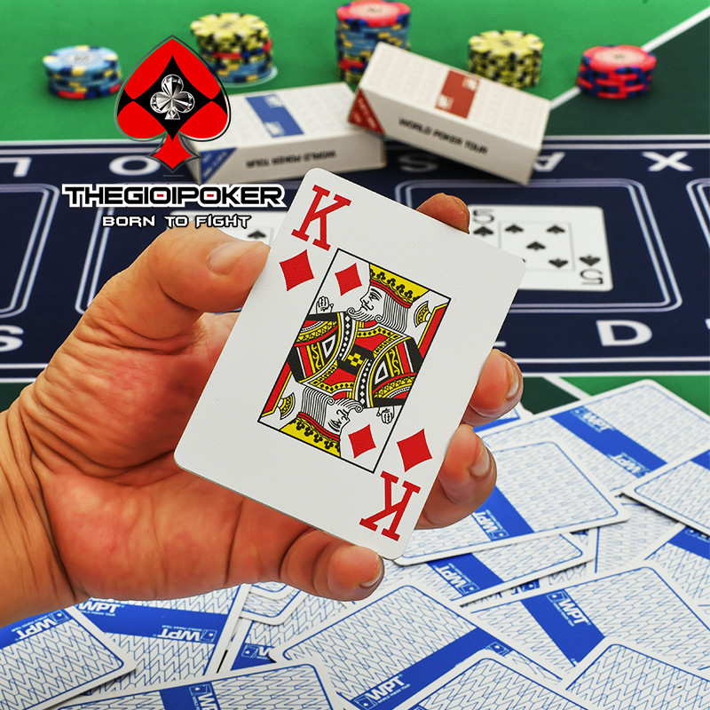 Bài poker WPT được làm từ 100% plastic có khả năng chống cong vênh, đàn hồi tốt và kháng nước cao