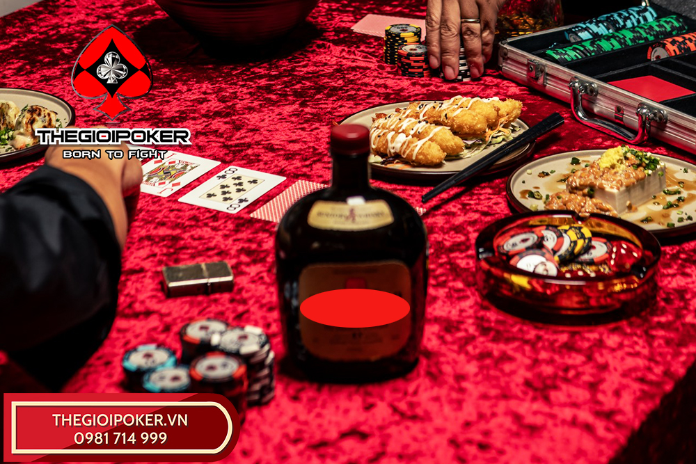 Đồ chơi poker được sử dụng làm Deco chụp ảnh cùng các món ăn đẹp mắt