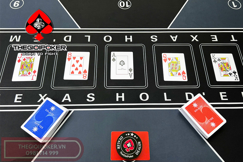 Bài Poker được thiết kế dành riêng cho Solaire poker club với logo nổi bật