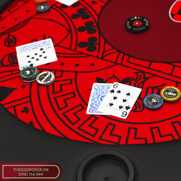 ban-poker-duoc-trang-bi-10-coc-de-do-uong