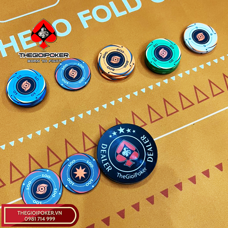 Thảm poker và chip poker được thiết kế riêng làm quà tặng khách hàng