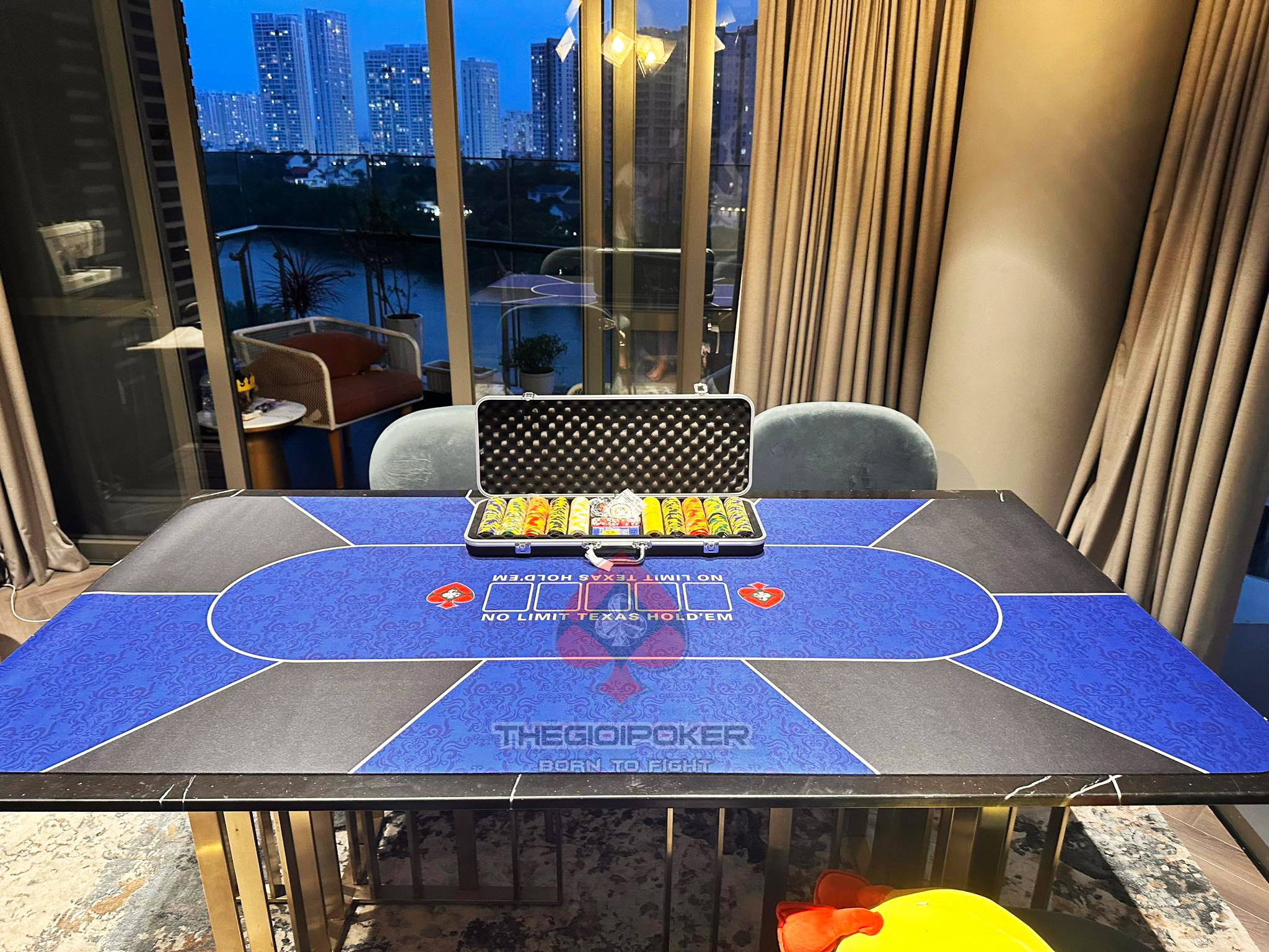 Một chiêc thảm chơi poker chính hãng luôn là lựa chọn hàng đầu
