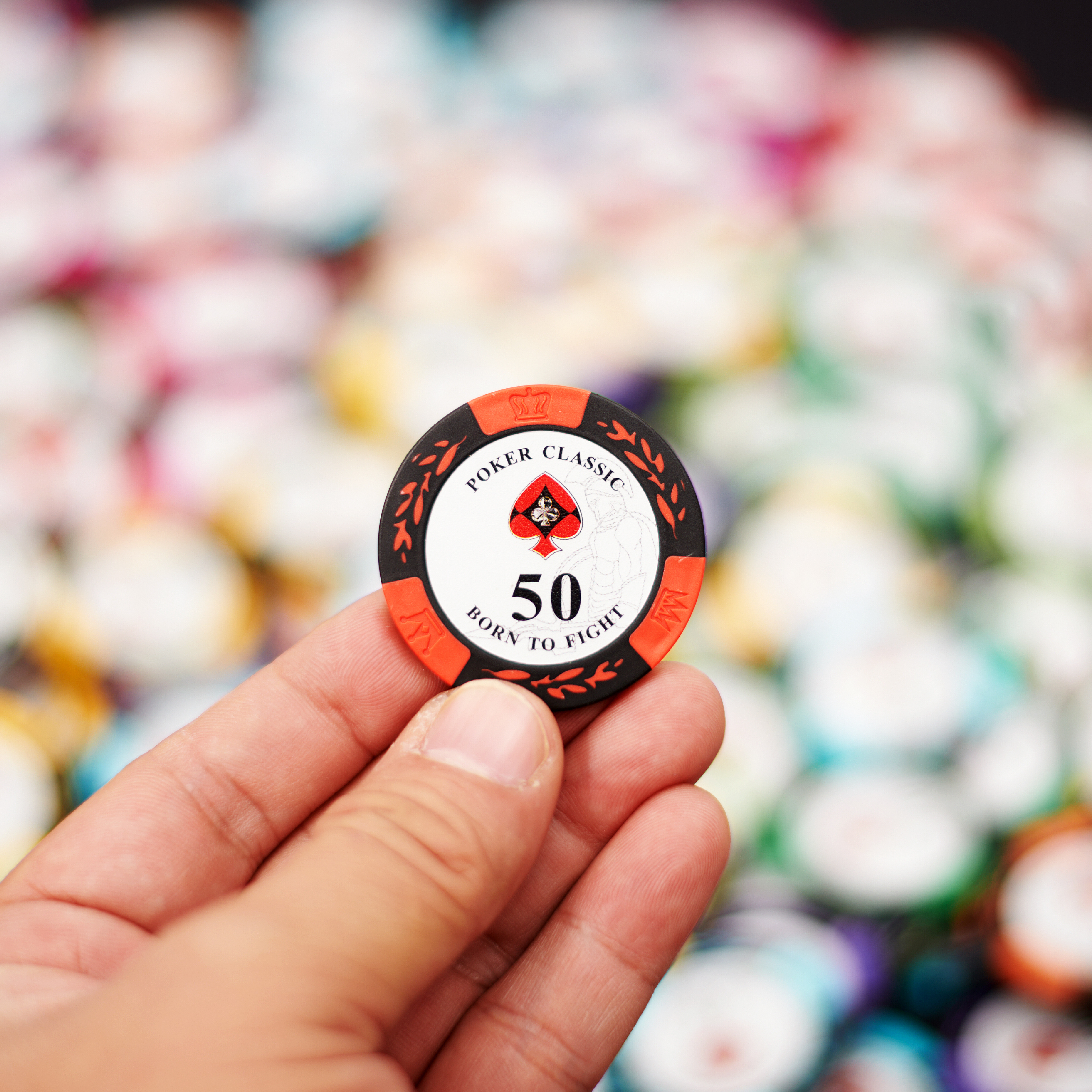 Một quân chip poker sau khi đã được hoàn thiện