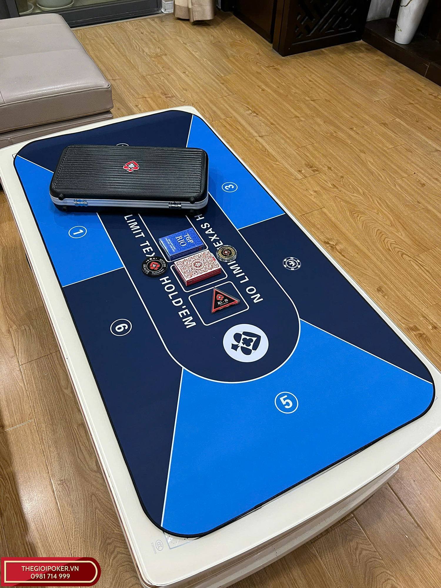 Combo chip poker và thảm poker chưa tới 2triệu tại Thế Giới Poker