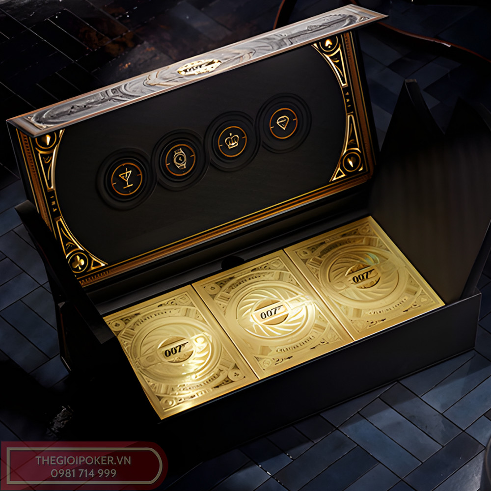 Sau khi mở được hộp bảo vệ bên trong là 3 bộ bài poker James Bond 007 mạ vàng