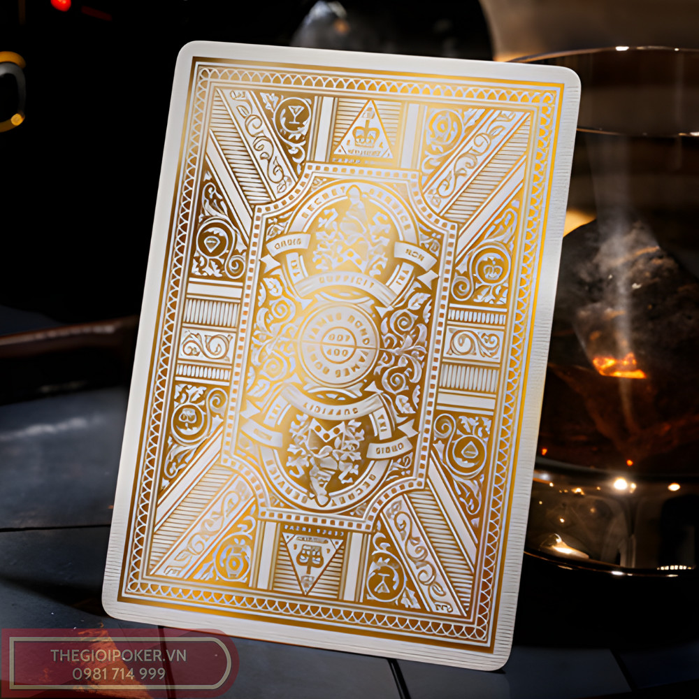 Mặt sau lá bài poker được mạ vàng sang trọng và thanh lịch