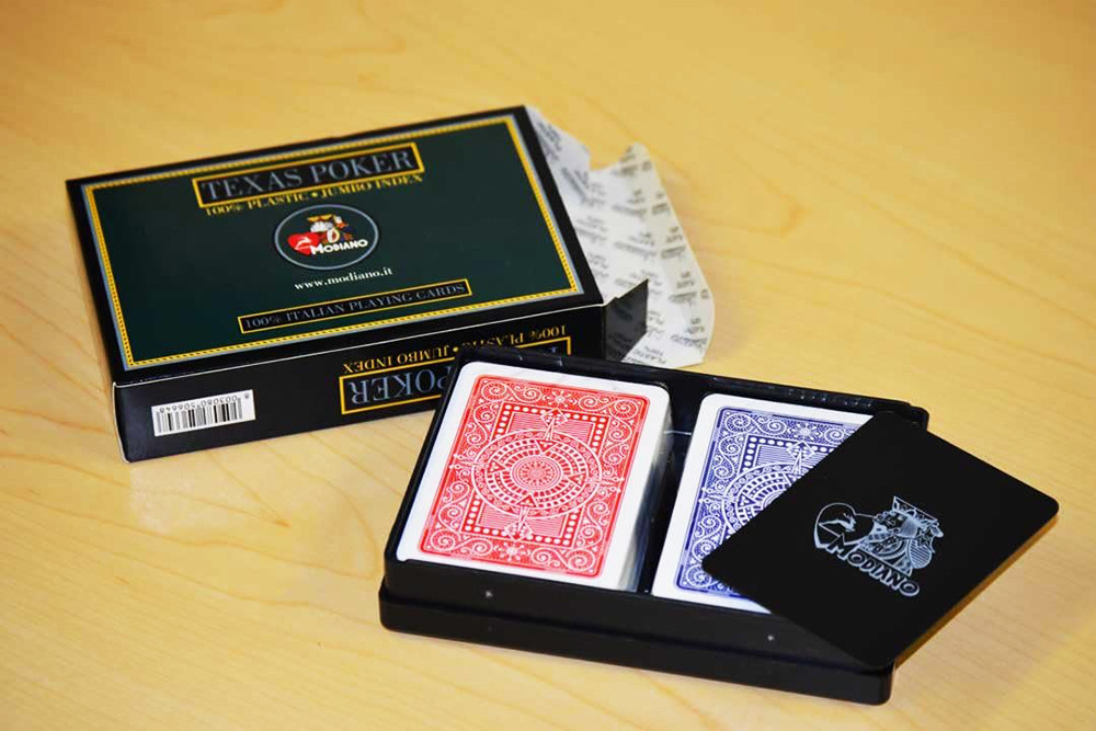 Set bài poker Modiano Texas Hold'em gồm 2 bộ bài với 2 màu tương phản